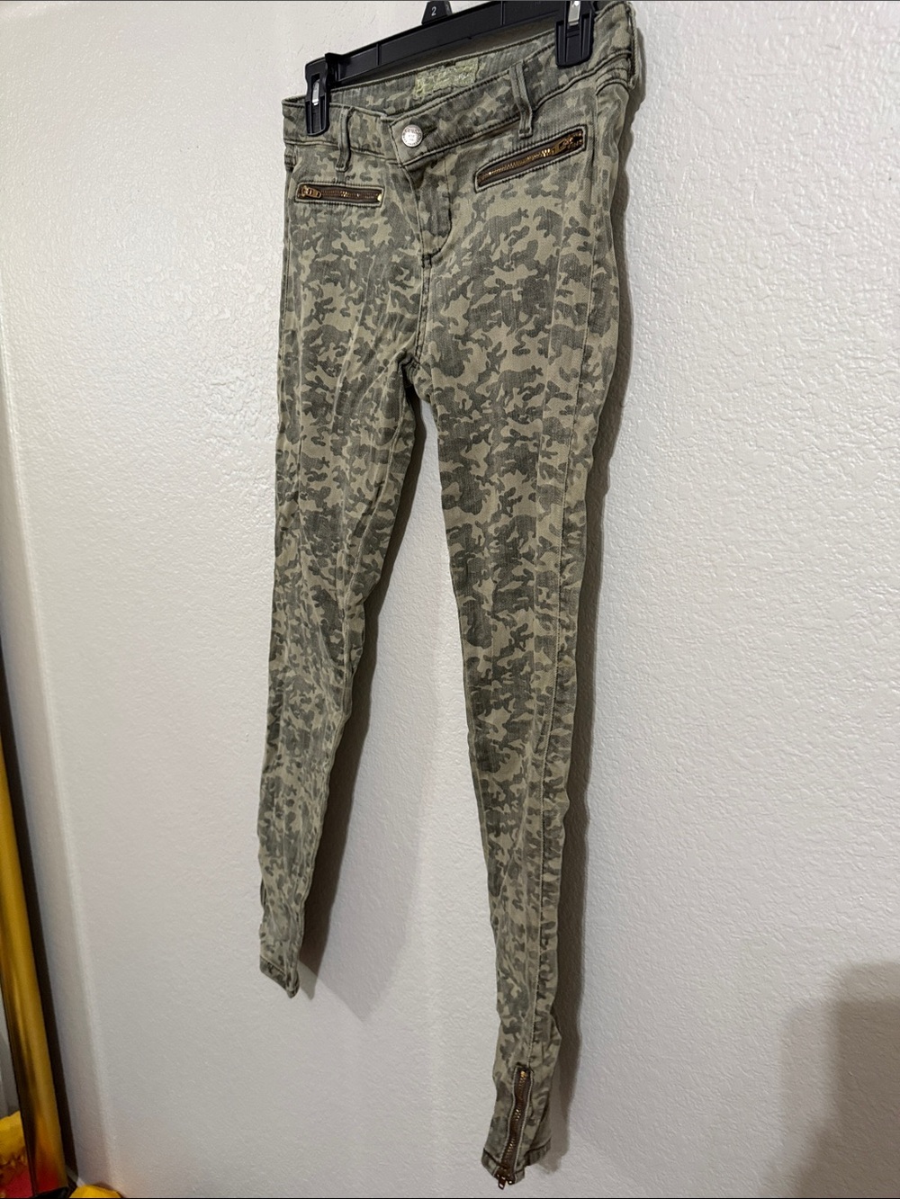 Guess Women's Camo Skinny Jeans in Olive and Tan